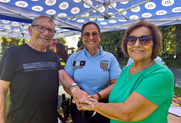 Dois seniores, homem e mulher com um elemento da PSP